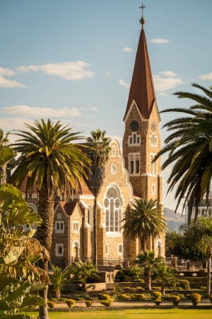 Foto de Christ Church (Christuskirche) and Parliament Gardens, Windhoek, Namibia. Esta iglesia luterana, construida en 1907 en estilos neo-góticos y art nouveau en conflicto - Imagen libre de derechos