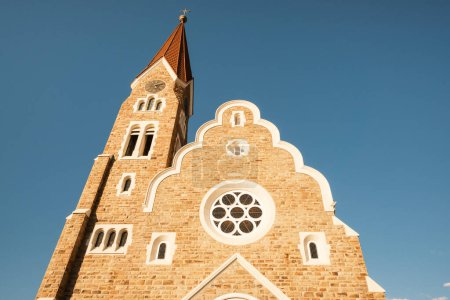 Foto de Fachada de la Iglesia de Cristo (Christuskirche), una iglesia luterana y monumento histórico diseñado por el arquitecto alemán Gottlieb Redecker, Windhoek, Namibia. - Imagen libre de derechos