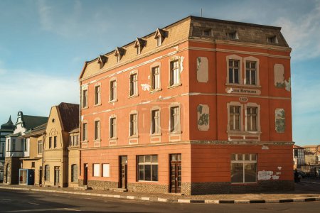 Foto de Edificios históricos de la época colonial alemana en Bismarck Street, Luderitz, Namibia - Imagen libre de derechos