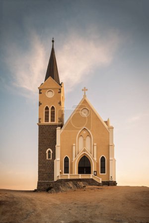 Foto de Felsenkirche (iglesia en las rocas) es una iglesia luterana en Luderitz, Namibia. Construido en 1912, es una de las joyas arquitectónicas de Namibia y un famoso hito Luderitz. Monumento nacional desde 1978. - Imagen libre de derechos