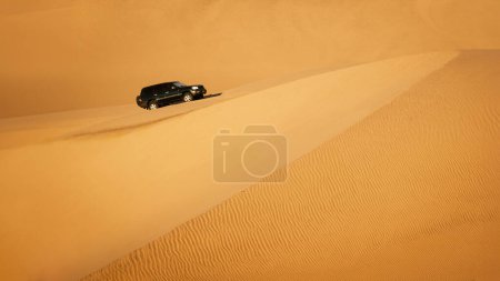 Foto de Coche en las enormes dunas del desierto de Namib, al sur de Walvis Bay, Namibia. - Imagen libre de derechos