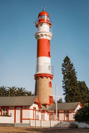 Der Leuchtturm in Swakopmund, Namibia. 1902 erbaut und seit 1911 auf 28 Metern Höhe, ist es auch heute noch in Betrieb und bleibt eines der bekanntesten Wahrzeichen der Stadt.