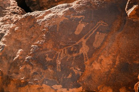Felszeichnungen in Twyfelfontein, Kunene, Namibia. Diese Stiche sind das authentische Werk der San-Jäger und -Sammler, die vor 6000 bis 2000 Jahren in der Region lebten..