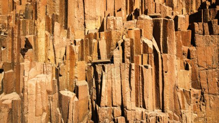 Formations rocheuses à Organ Pipes, près de Twyfelfontein, Kunene, Namibie. Les formations rocheuses se composent de basaltes cylindriques formés il y a environ 150 millions d'années, qui ressemblent à des tuyaux d'orgue.