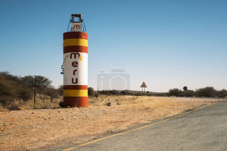 Foto de Firma de la compañía petrolera Meru en una antigua gasolinera a lo largo de la autopista C35 en Kamanjab, región Kunene, Namibia. - Imagen libre de derechos