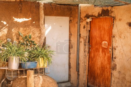 Türen und Hof eines Hauses in einem Dorf der Damara in der Nähe von Twyfelfontein, Kunene, Namibia.