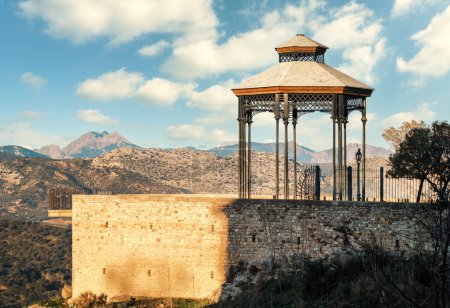 Téléchargez les photos : La Sevillana, Ronda, Andalousie, Espagne. La Sevillana, ornée d'un magnifique kiosque à musique, est l'un des points de vue les plus populaires pour profiter du paysage entourant Ronda. - en image libre de droit