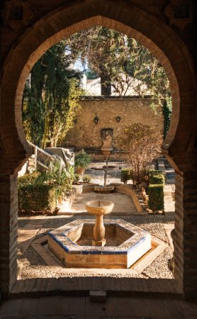 Foto de Terraza-jardín en Mondragon Palace, Ronda, España. Construido en el siglo XIV por los gobernantes moriscos, es uno de los edificios históricos más impresionantes de la ciudad. - Imagen libre de derechos