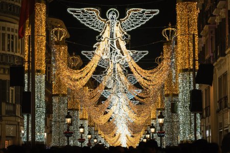 Lumières de Noël, Malaga, Espagne Les lumières de Noël de Malaga se déroulent sur la Calle Larios, avec des lumières changeantes et de la musique festive. Spectateurs chantent avec la musique.
