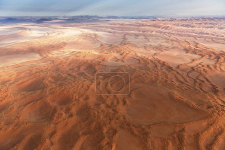 Téléchargez les photos : Vue aérienne sur le magnifique désert de sable Namib plein de dunes, formes, motifs - en image libre de droit