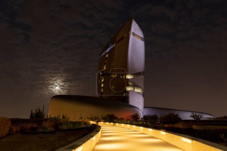 Téléchargez les photos : Bâtiment futuriste et célèbre dans la ville, King Abdulaziz Centre pour la culture du monde - Ithra - en image libre de droit