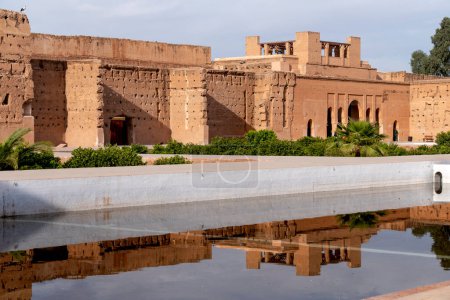 Foto de El Badi Palace o Badi 'es un palacio en ruinas situado en Marrakech, Marruecos. Fue comisionado por el sultán Ahmad al-Mansur de la dinastía Saadiana pocos meses después de su ascensión en 1578.. - Imagen libre de derechos