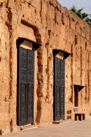 Foto de El Badi Palace o Badi 'es un palacio en ruinas situado en Marrakech, Marruecos. Fue comisionado por el sultán Ahmad al-Mansur de la dinastía Saadiana pocos meses después de su ascensión en 1578.. - Imagen libre de derechos