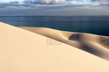 dunes de sable blanc sur l'île de Socotra