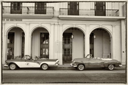 Téléchargez les photos : Voiture vintage dans les rues de La Havane. - en image libre de droit