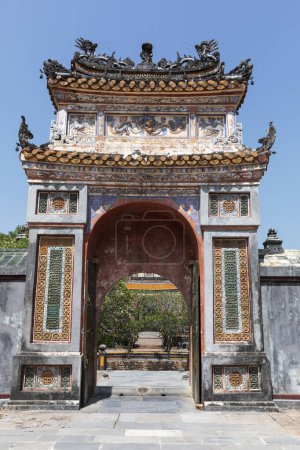 Foto de La tumba del Rey Tu Ducs, también conocida como Khiem Lang, es una reliquia histórica en el complejo de monumentos de Hue.. - Imagen libre de derechos