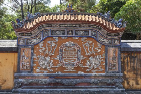 Foto de La tumba del Rey Tu Ducs, también conocida como Khiem Lang, es una reliquia histórica en el complejo de monumentos de Hue.. - Imagen libre de derechos
