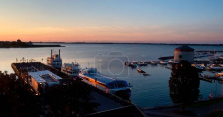 Téléchargez les photos : Yachts à Kingston Ontario Canada Drapeaux et baie d'amarrage dans le lac Ontario Kingston, l'ancienne capitale du Canada - en image libre de droit