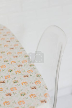 Foto de Vista detallada de mantel colorido con silla - Imagen libre de derechos