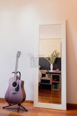 Foto de Elegante dormitorio con espejo. Diseño clásico moderno. Cómodo interior del hogar. - Imagen libre de derechos