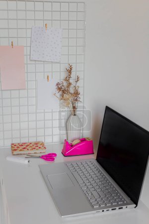 Téléchargez les photos : Esthétique minimaliste bureau à domicile espace de travail Ordinateur portable et fournitures de papeterie sur bureau blanc. Concept d'entreprise - en image libre de droit