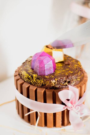 Foto de Concepto romántico. pastel de chocolate decorado listo para cortar con cuchillo - Imagen libre de derechos
