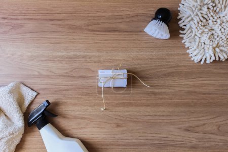Téléchargez les photos : Jolie maison Produits de nettoyage sur une table en bois - en image libre de droit