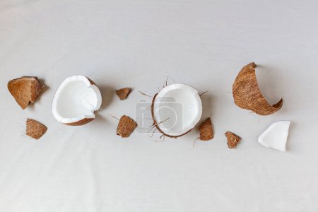 Téléchargez les photos : Noix de coco récemment cassée sur fond blanc. - en image libre de droit