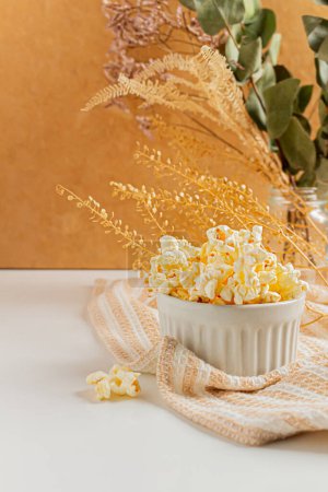 Téléchargez les photos : Composition beige confortable et esthétique avec pop-corn. Automne, concept de nourriture d'hiver. - en image libre de droit