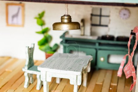 Foto de Cocina dentro de la casa de muñecas. Casa miniatura hecha a mano. - Imagen libre de derechos