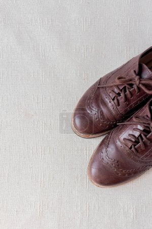 Foto de Zapatos oxford vintage femeninos de color marrón oscuro sobre fondo blanco. Concepto de moda. - Imagen libre de derechos