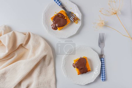 Foto de Merienda por la tarde composición con pastel de zanahoria brasileña y tela de lino - Imagen libre de derechos