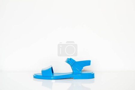 Foto de Zapatillas azules de verano aisladas sobre fondo. Concepto de moda - Imagen libre de derechos