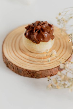 Foto de Dulces gourmet de chocolate sobre fondo blanco. Estilo de comida. - Imagen libre de derechos