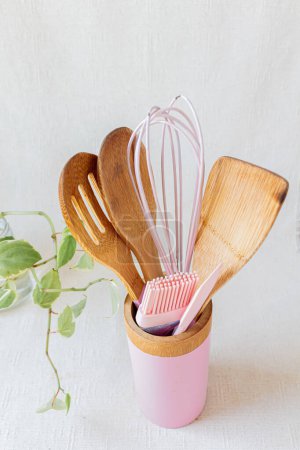 Foto de Utensilios de cocina de color rosa claro sobre fondo blanco. Cocina femenina. Concepto de cocina. - Imagen libre de derechos