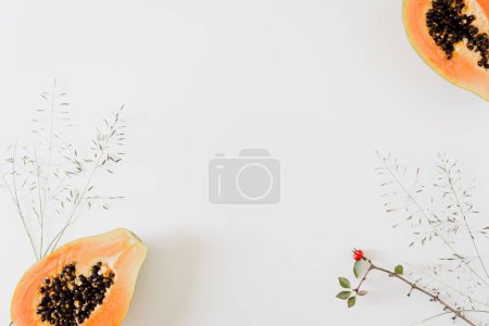 Foto de Concepto de verano. Fruta de papaya naranja tropical. Composición minimalista de alimentos frescos. Piso tendido, vista superior. - Imagen libre de derechos