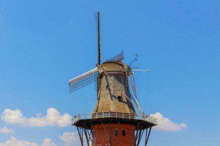 Téléchargez les photos : Joli moulin à vent sous un ciel bleu - ville rurale inspirée des Pays-Bas sur Sao Paulo, Brésil - Printemps à Holambra - en image libre de droit