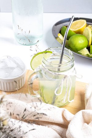 Foto de Composición estética minimalista. Vidrio con limonada verde sobre fondo neutro. concepto de bebida fría de verano. - Imagen libre de derechos