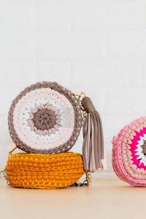 Téléchargez les photos : Trois sacs féminins au crochet tendance sur fond beige. Concept de mode - en image libre de droit