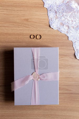 Téléchargez les photos : Album de mariage Plat posé sur une table en bois - en image libre de droit