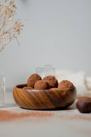 Foto de Trufas de chocolate cubiertas con cacao en polvo. Delicioso concepto de postre. - Imagen libre de derechos