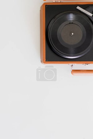 Téléchargez les photos : Phonographe sur fond blanc. Concept vintage esthétique. - en image libre de droit