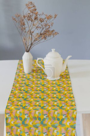 Foto de Concepto de hora del té. Tetera y florero sobre la mesa. - Imagen libre de derechos