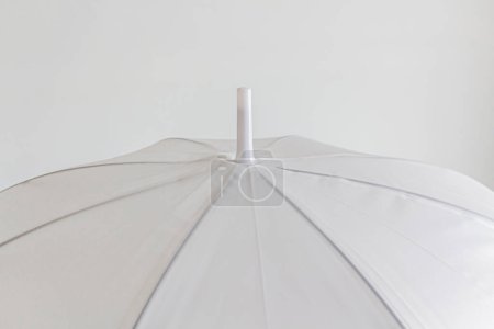 Téléchargez les photos : Plan recadré de parapluie blanc sur fond blanc. Concept de minimalisme. - en image libre de droit
