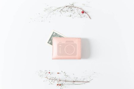 Foto de Marco de arreglo creativo hecho de ramas de cerezo, cereza seca natural, follaje con billetera rosa en el interior - Imagen libre de derechos