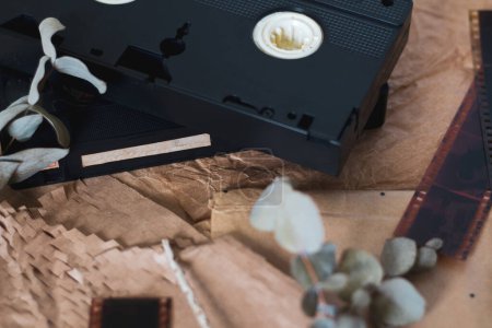 Foto de Maneras antiguas de guardar recuerdos. VHS, disco y cd 's sobre fondo retro. - Imagen libre de derechos