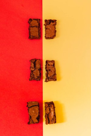 Foto de Brownie sobre fondo rojo. Composición de estilo de comida moderna - Imagen libre de derechos