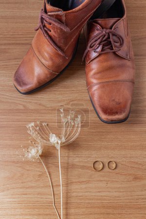 Téléchargez les photos : Accessoires élégants pour hommes. Chaussures marron sur fond bois. Préparation d'un concept de mariage. - en image libre de droit