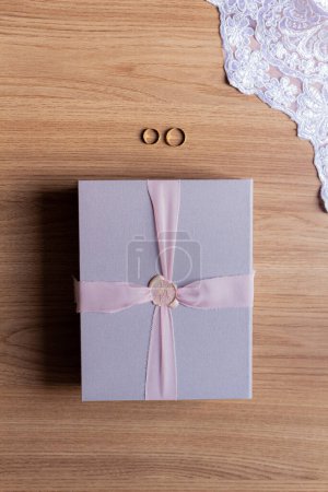 Téléchargez les photos : Album de mariage Plat posé sur une table en bois - en image libre de droit