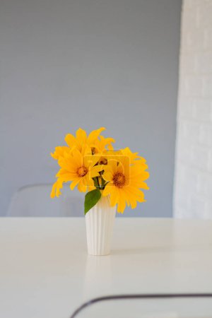Foto de Ramillete de girasoles amarillos en jarrón sobre la mesa - Imagen libre de derechos